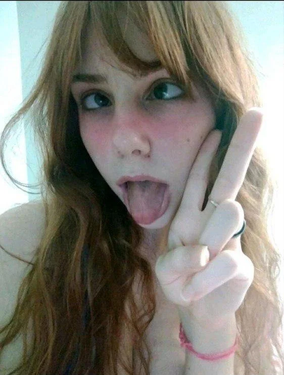 Inscrito mandou a ruiva novinha safada pra ser vazada! Putinha caiu na net mandando nudes e fudendo. image 9