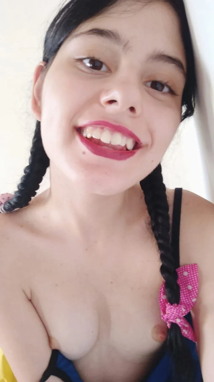 Linda zorra emo mostrando sus tetas image 9