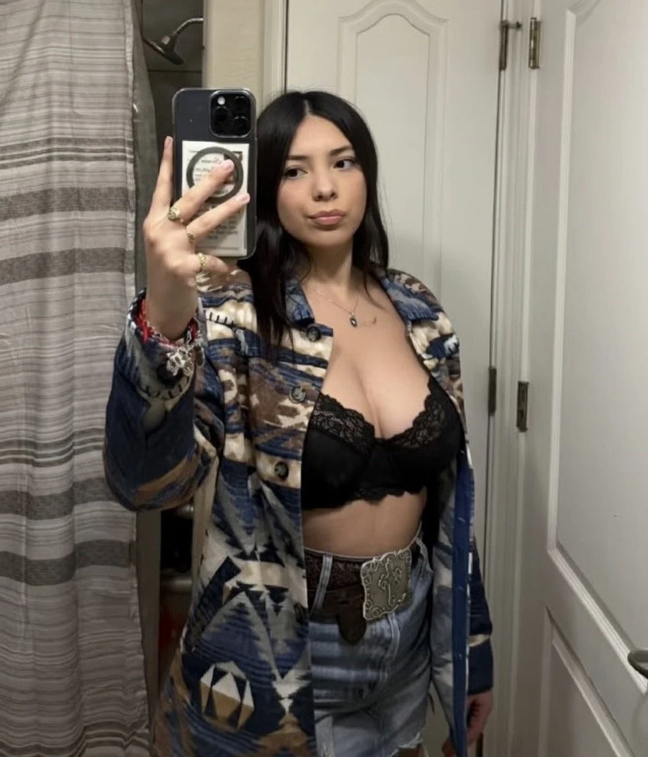 Thick Mexican Latina slut gets leaked by her boyfriend image 2