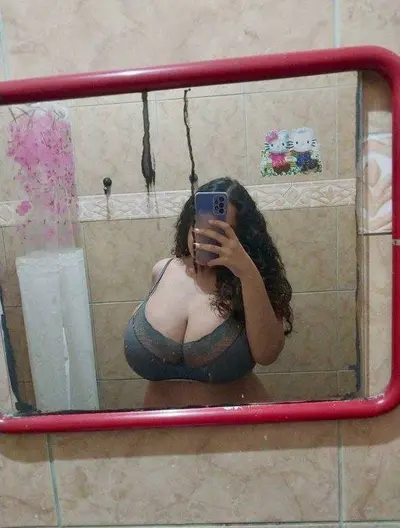 Puta con enormes tetas/Peituda cover image