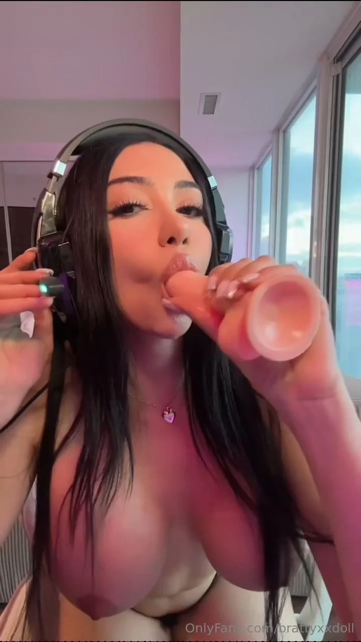 Bimbo gamberger playing with dildo image 2