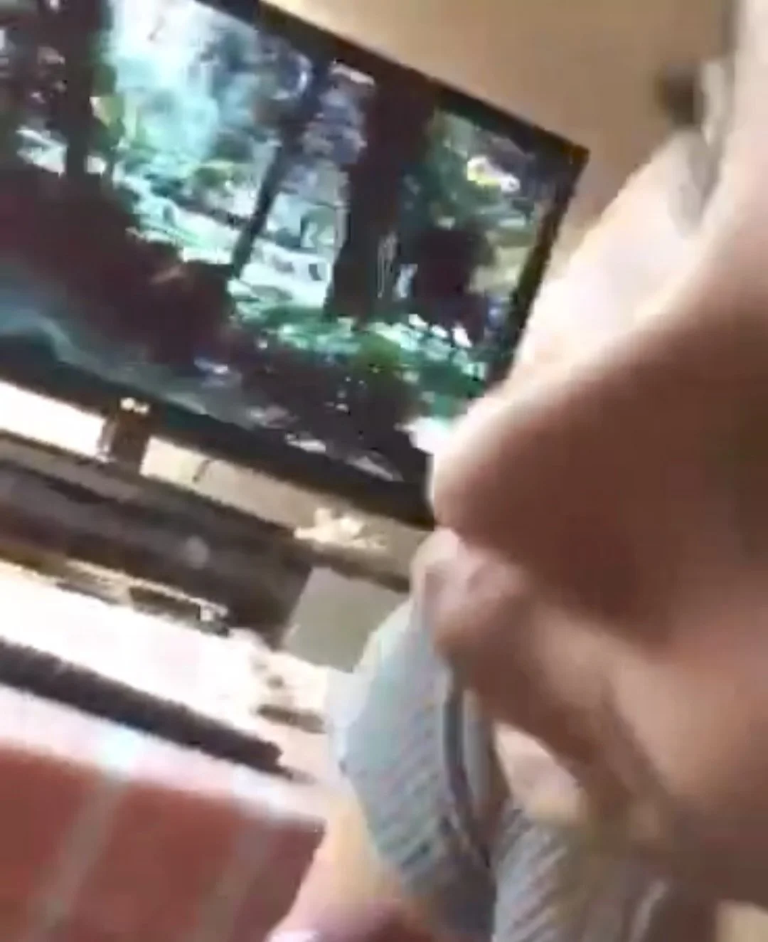 Ni empezó la película y ella ya se la estaba chupando al novio image 1