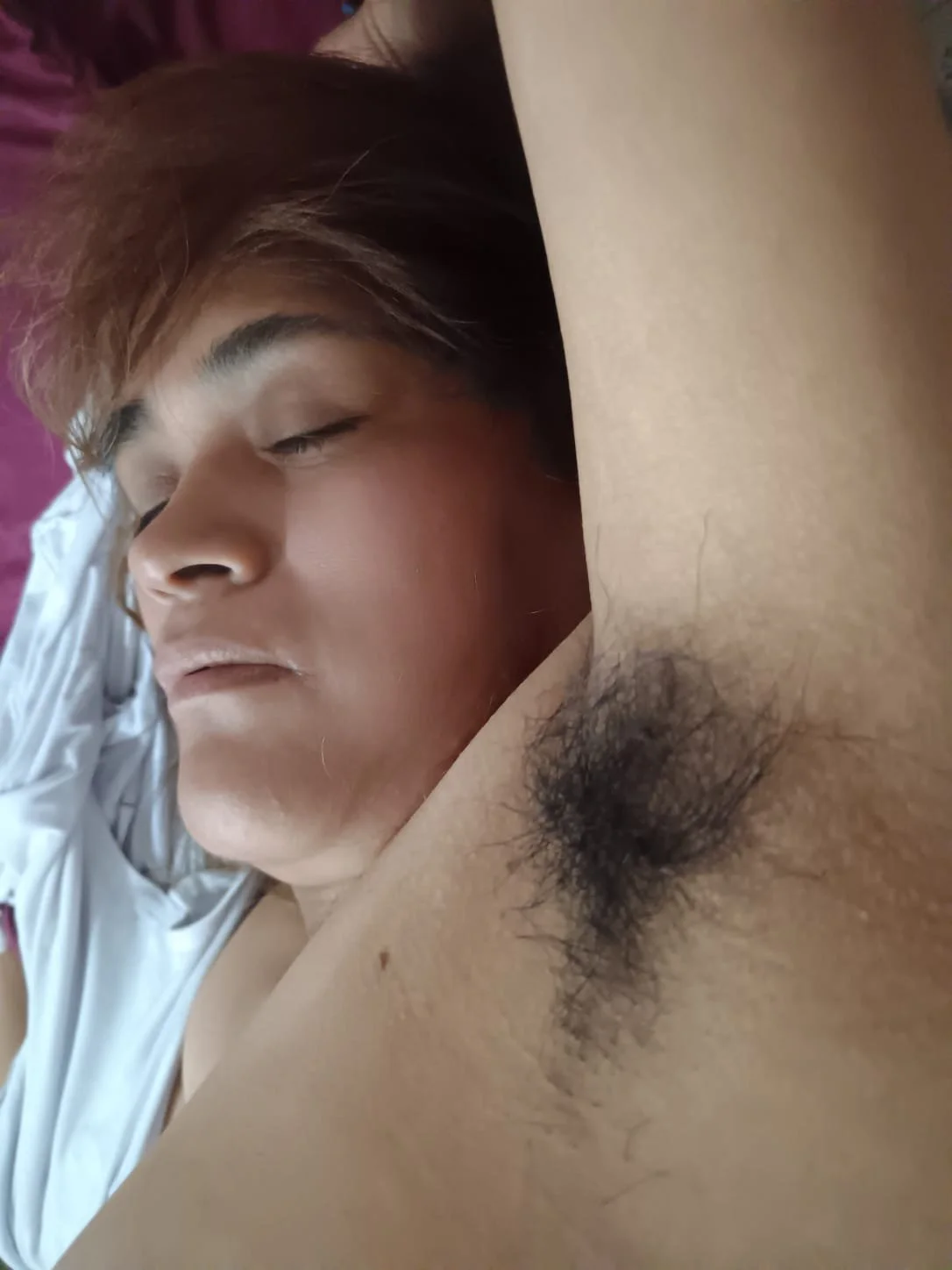 Fotos pornográficas de esta indígena de pezones negros y axilas peludas, naca puta image 2