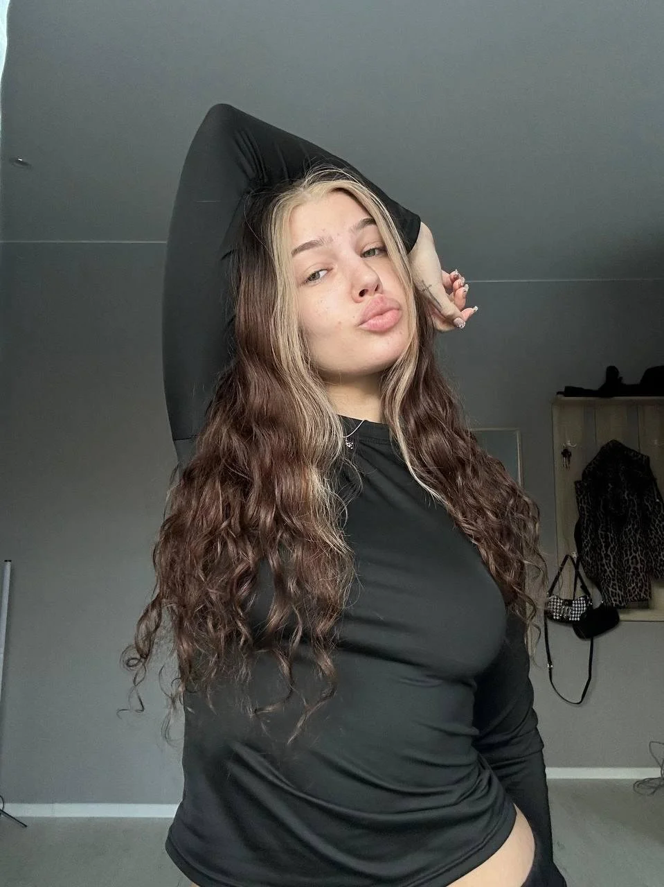Gorgeus brunette image 5