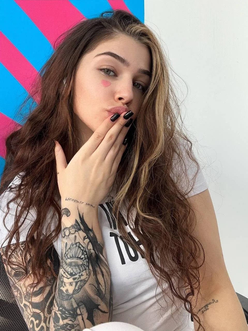 Gorgeus brunette image 6