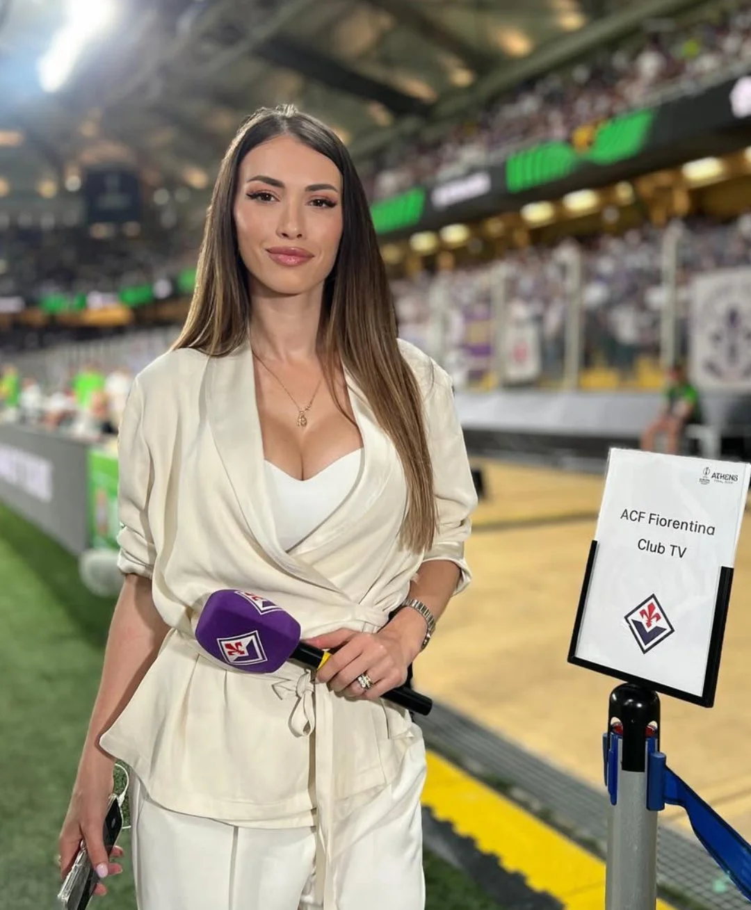 Rossella Petrillo hot italian journalist image 6