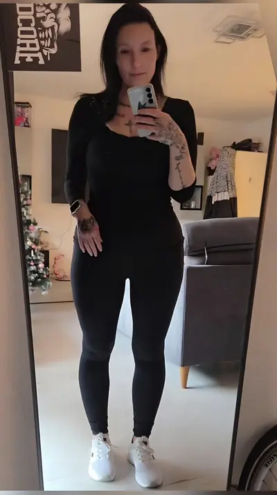 Kann jemand meine geile huren Mutter voll spritzen? cover image