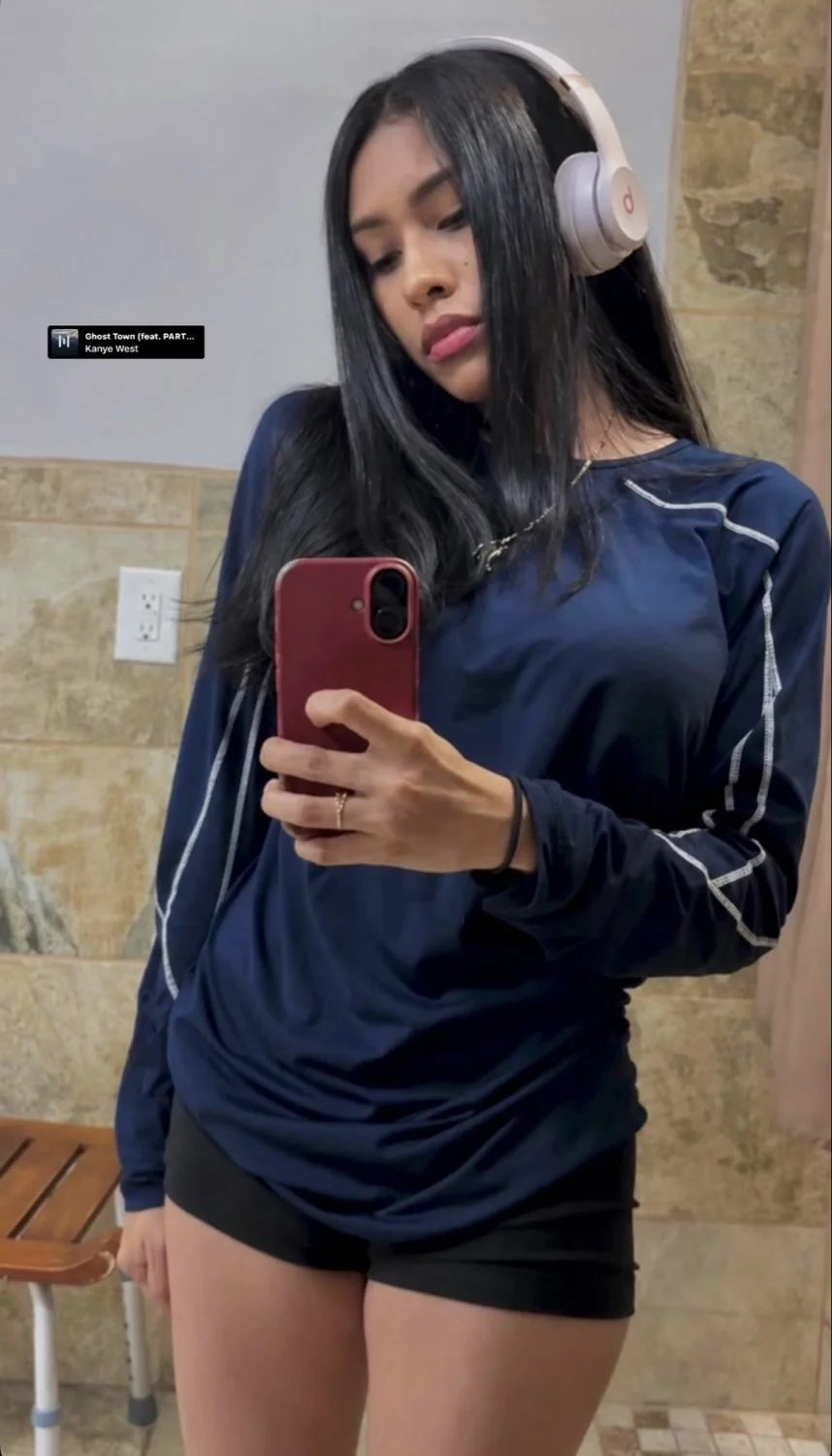 Sexy Latina teen p24 image 2