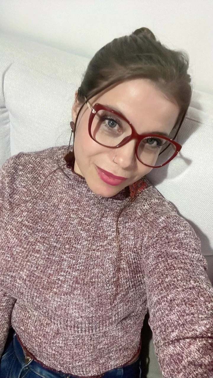 BUCETUDA NA FALTA DE MACHO , BRINCA SOZINHA PRA VC DAR MUITO LEITE PRA ELA heating At Work With Her image 9