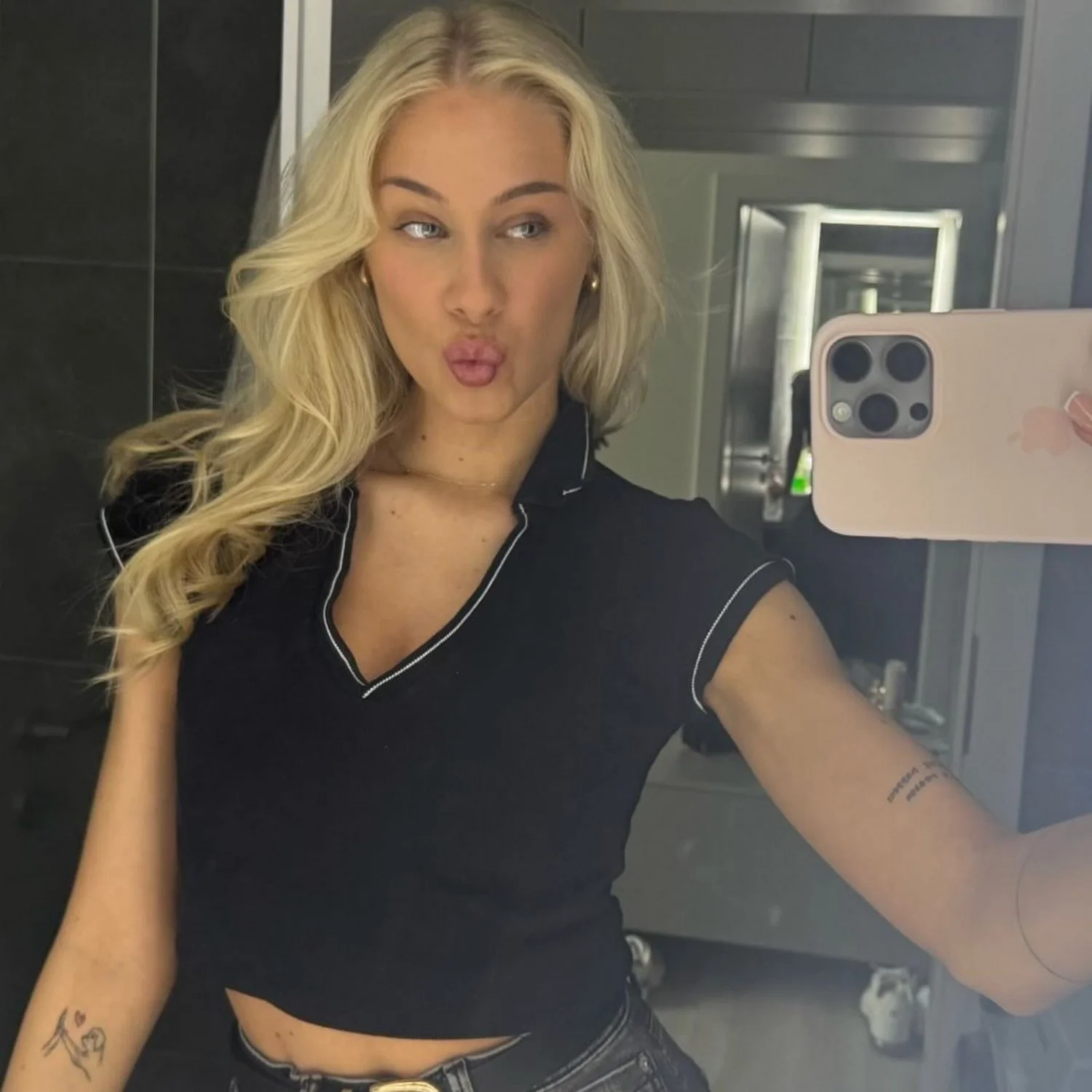 Nina 22yo slut gf kik sendgfs22 to add your girl main image