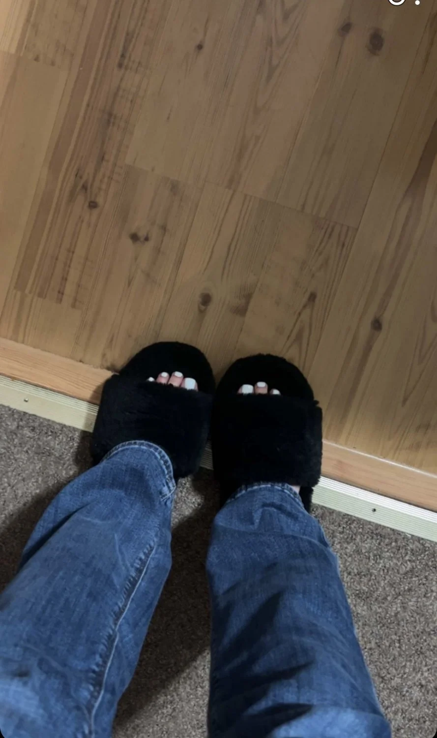Woman’s feet main image