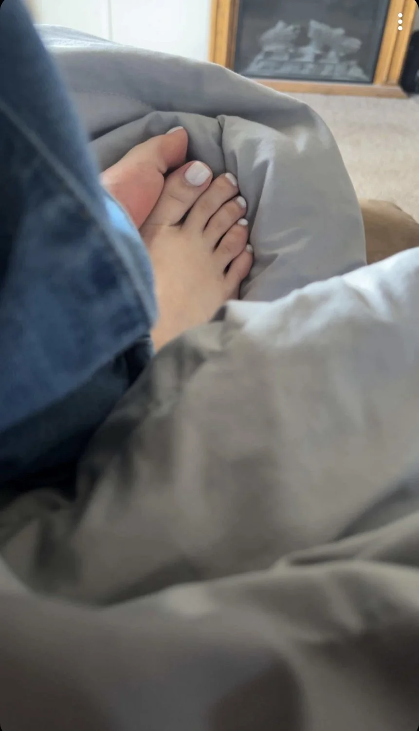 Woman’s feet image 12