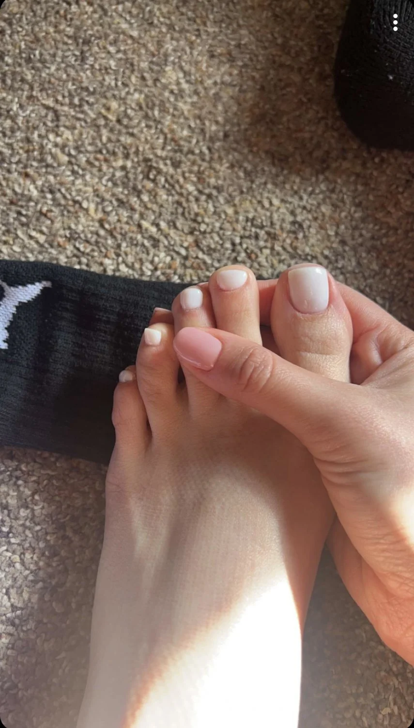 Woman’s feet image 15