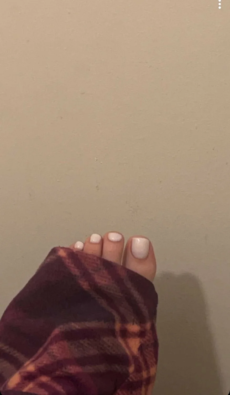 Woman’s feet image 3