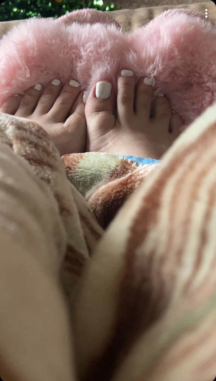 Woman’s feet image 4