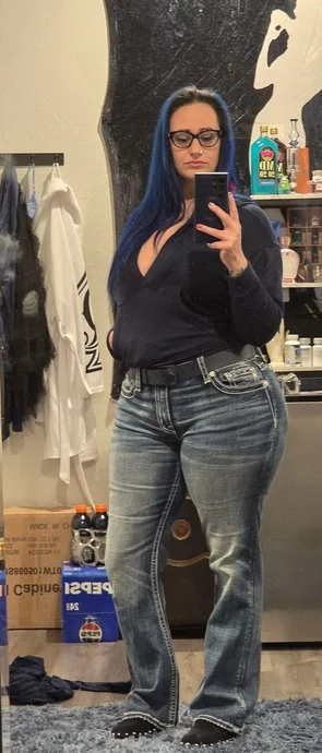 QOS 19 - Mid 40's THICC Blue haired Wife Is Really About This Life main image