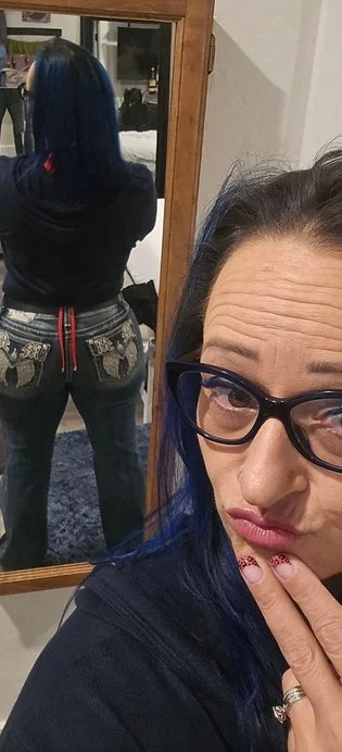 QOS 19 - Mid 40's THICC Blue haired Wife Is Really About This Life image 2