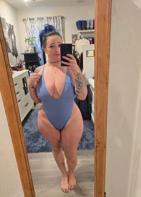 QOS 19 - Mid 40's THICC Blue haired Wife Is Really About This Life image 3