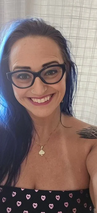 QOS 19 - Mid 40's THICC Blue haired Wife Is Really About This Life image 4
