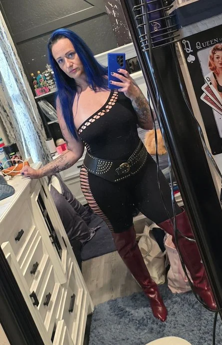 QOS 19 - Mid 40's THICC Blue haired Wife Is Really About This Life image 9