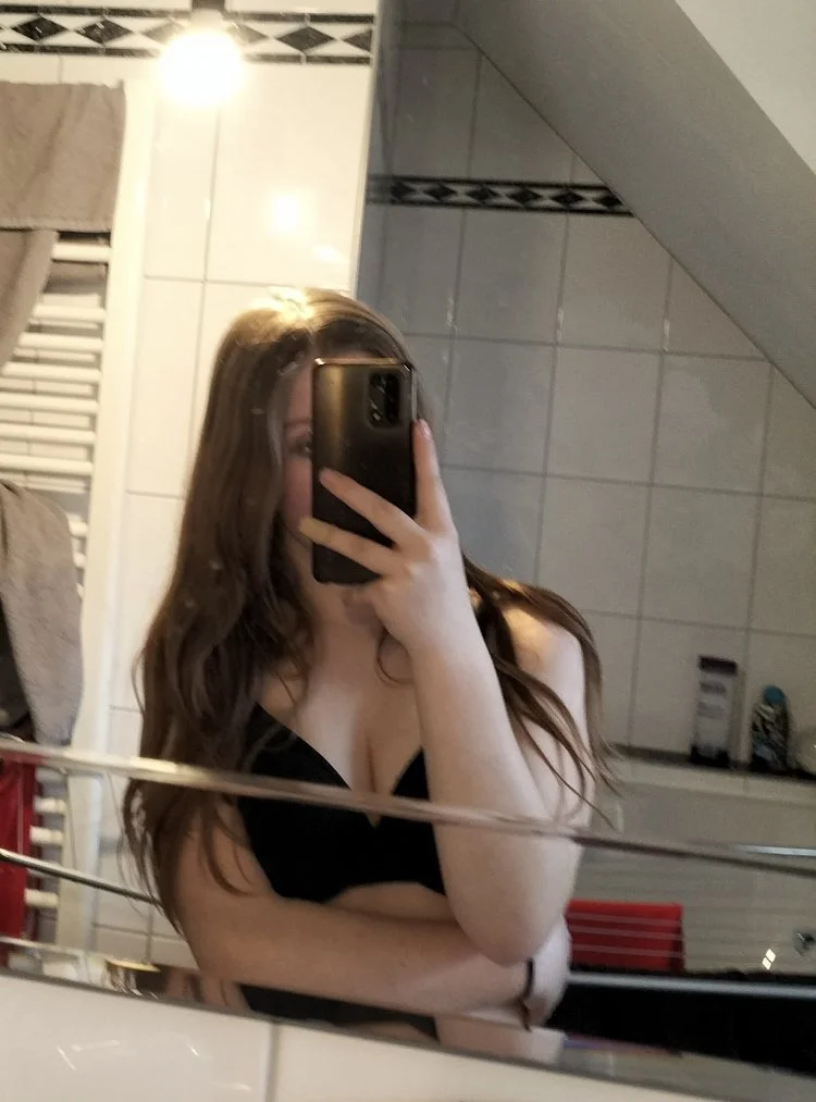 thicc blonde chick image 3