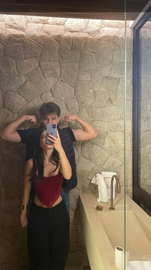 Casal novinho teve seus videos vazados main image