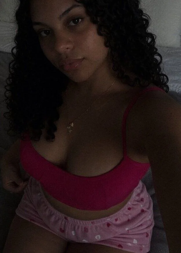 Novinha, peituda, rabuda, boca gostosa, gordinha, linda e cacheada 🤤 image 2