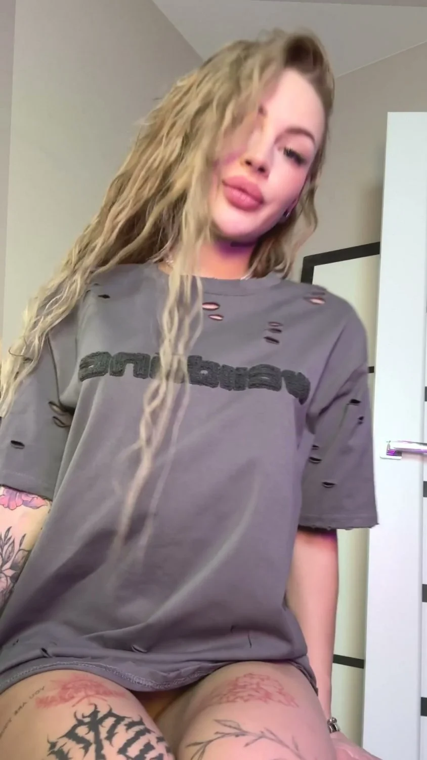 🔞 small tits naughty slut deepthroat shaved pussy nude 🍑💦 OF main image