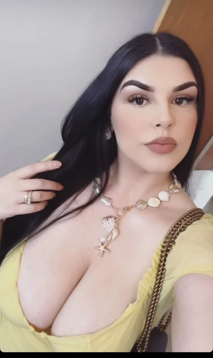 Big tit Latina main image