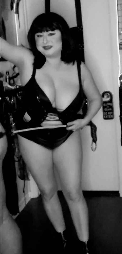Corpus BBW Dominatrix Clara image 2