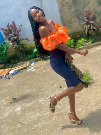 + uma jovem vazada 😋🇦🇴🤩 cover image