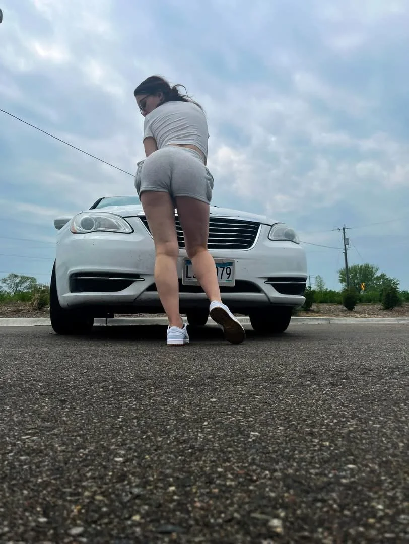 A ghetto white girl shaking that ass image 2