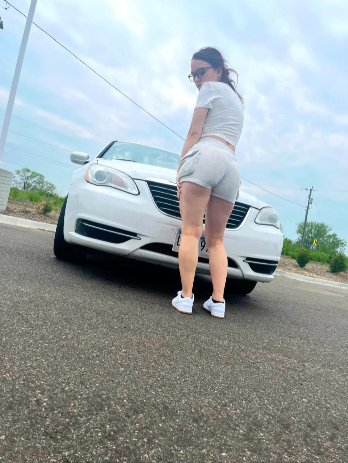 A ghetto white girl shaking that ass image 4