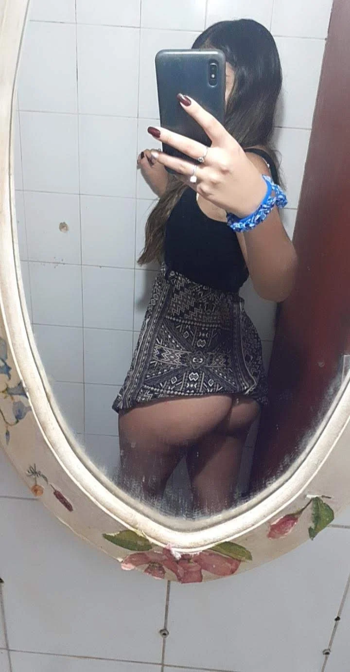 Pendeja argentina de vestido mostrando la cola (comenten que opinan y hay 3ra parte) image 3
