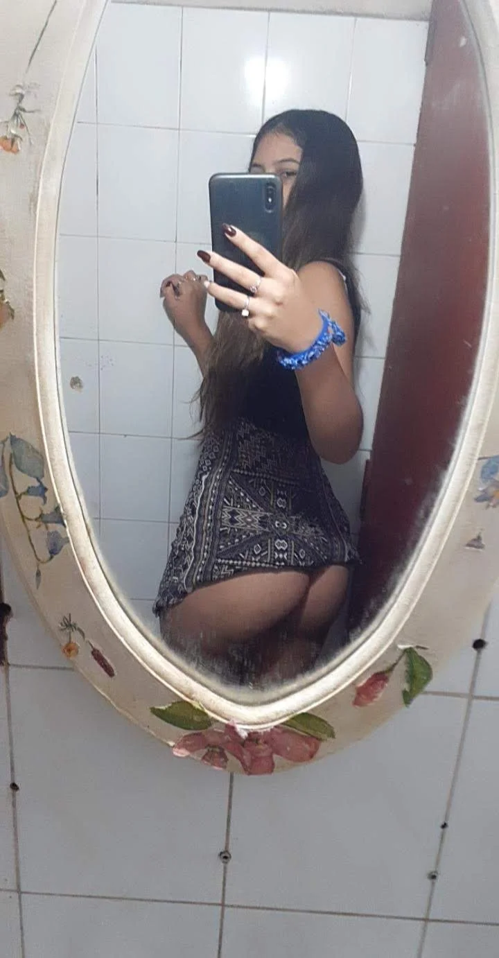 Pendeja argentina de vestido mostrando la cola (comenten que opinan y hay 3ra parte) image 8