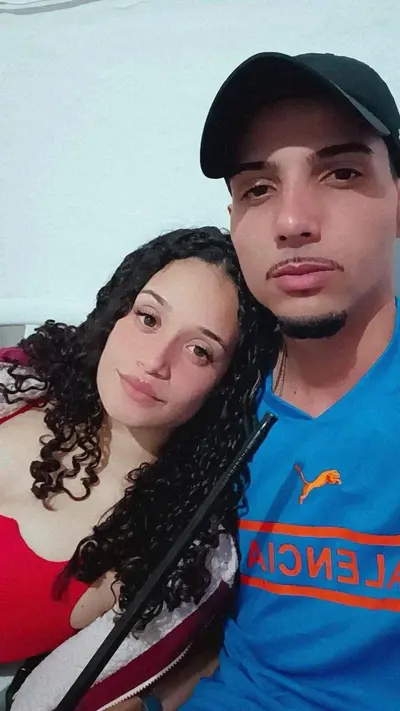 Novinha cacheada deixou o ficante tirar foto e ele vazou a safada! novinha, vazou, vazados, vazada cover image