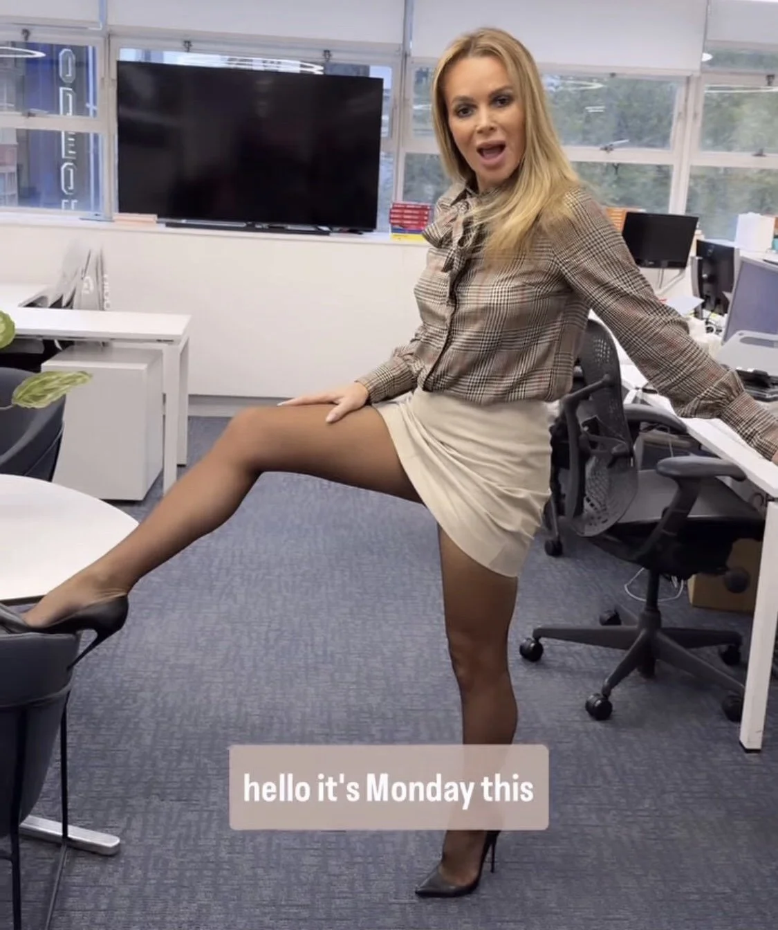 Amanda Holden Hot MILF Ball Drainer Leg Up Cock Teasing 💯🔥🔥😳😳✊🍆💦💦 image 35