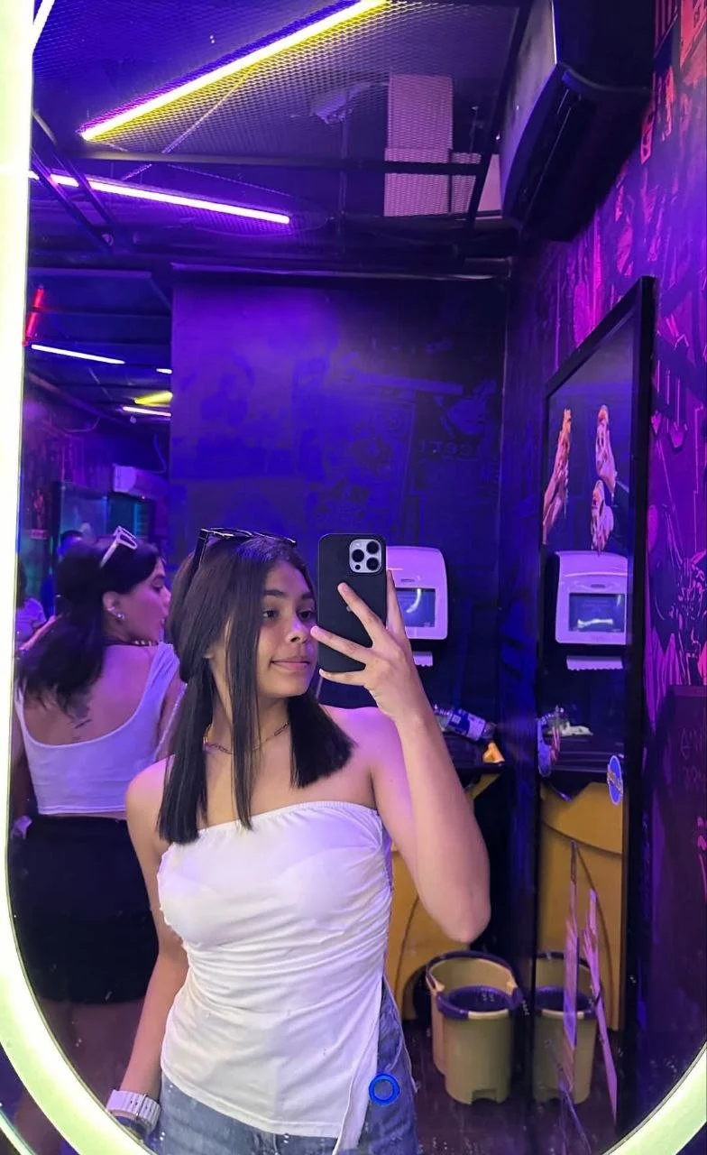 Puta adolescente en el gym voyeur image 3