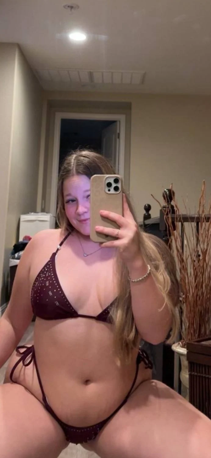 Damn she thick 😍 image 7