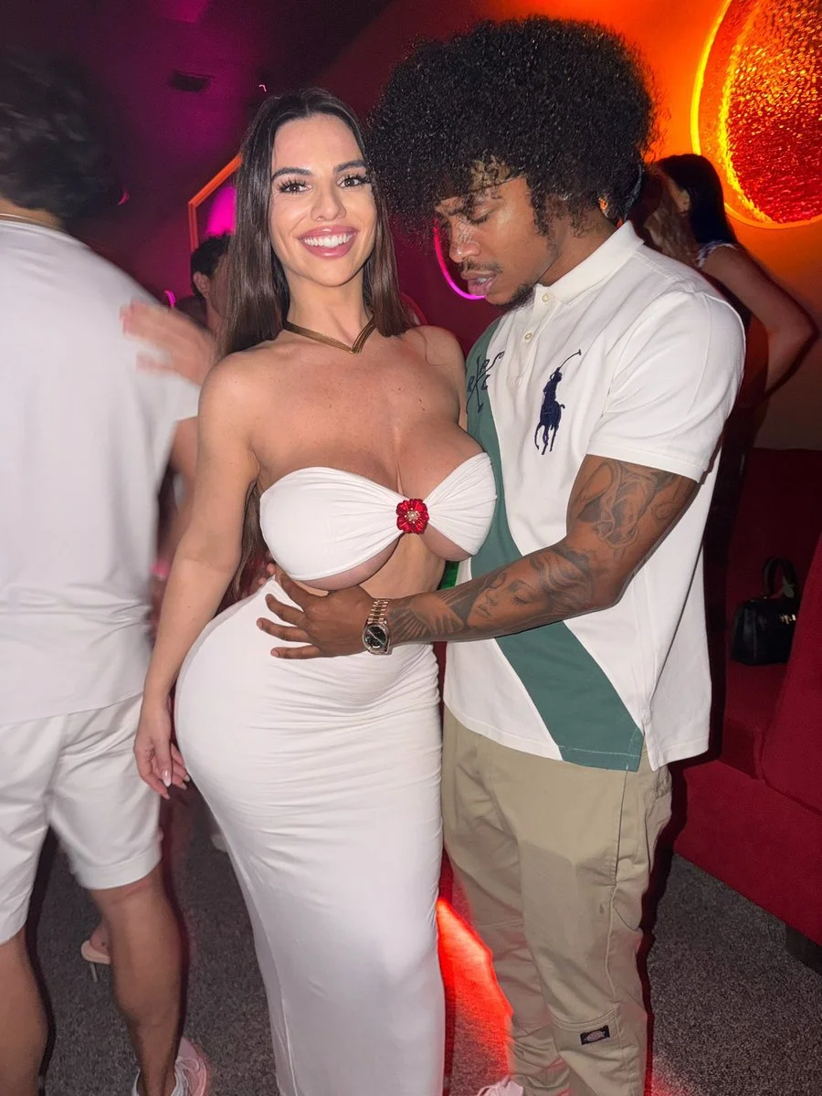 How long would you last with an Italian whore? 🥵 main image