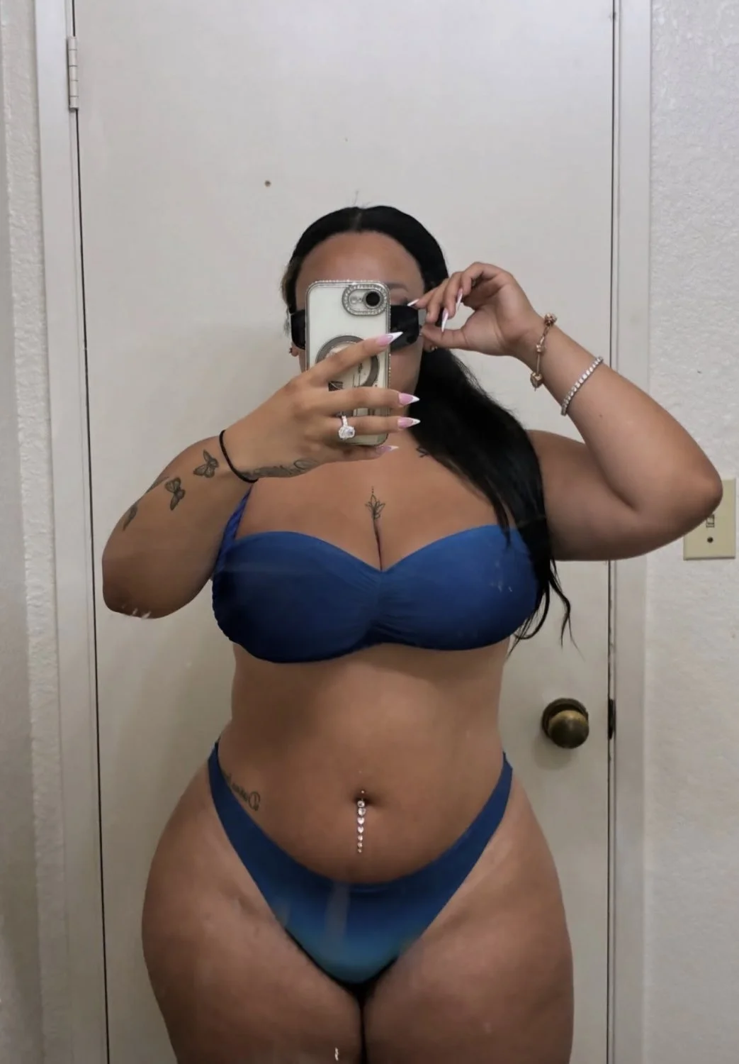 Thick lightskin insta baddie image 3