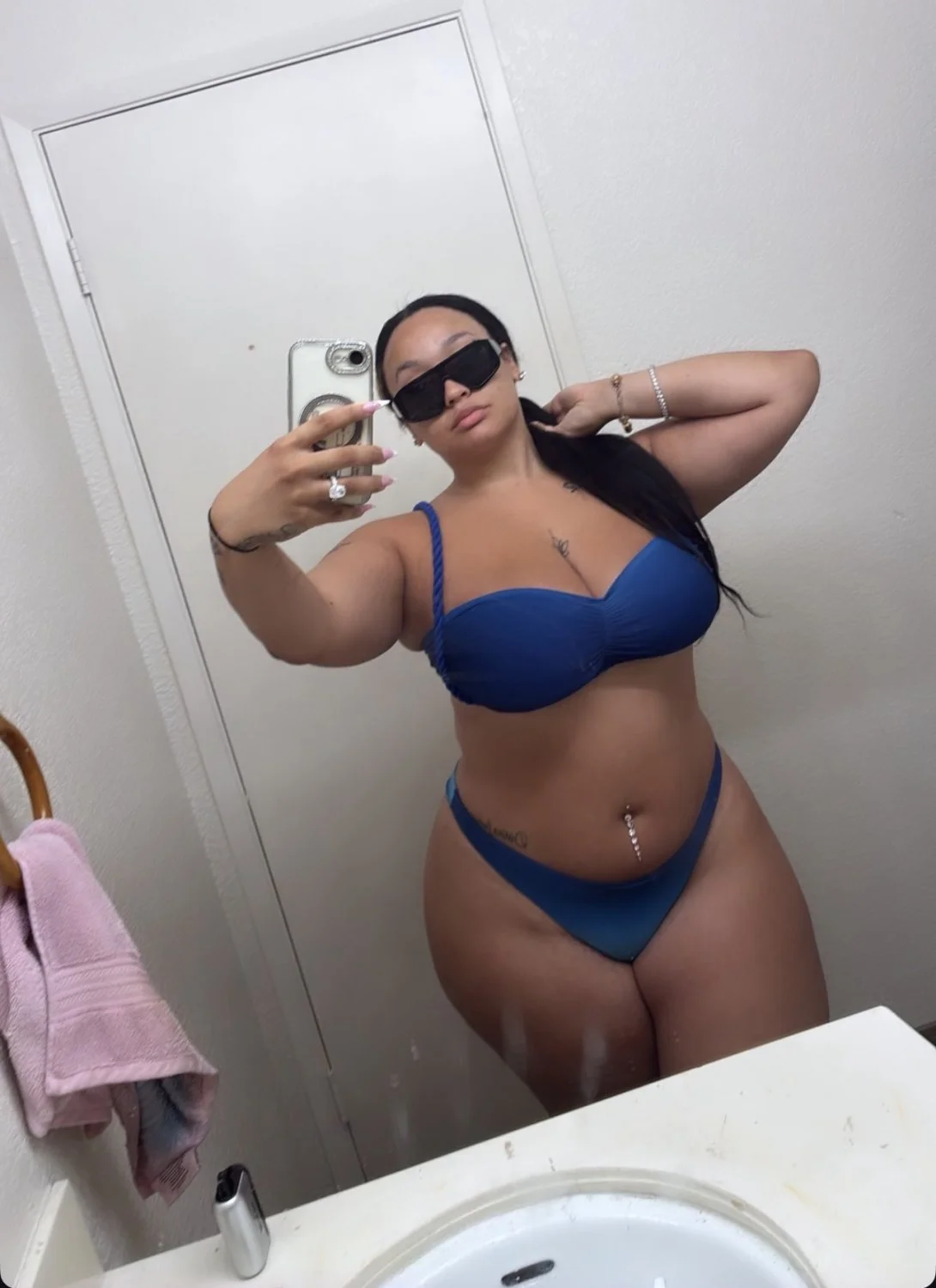 Thick lightskin insta baddie image 5