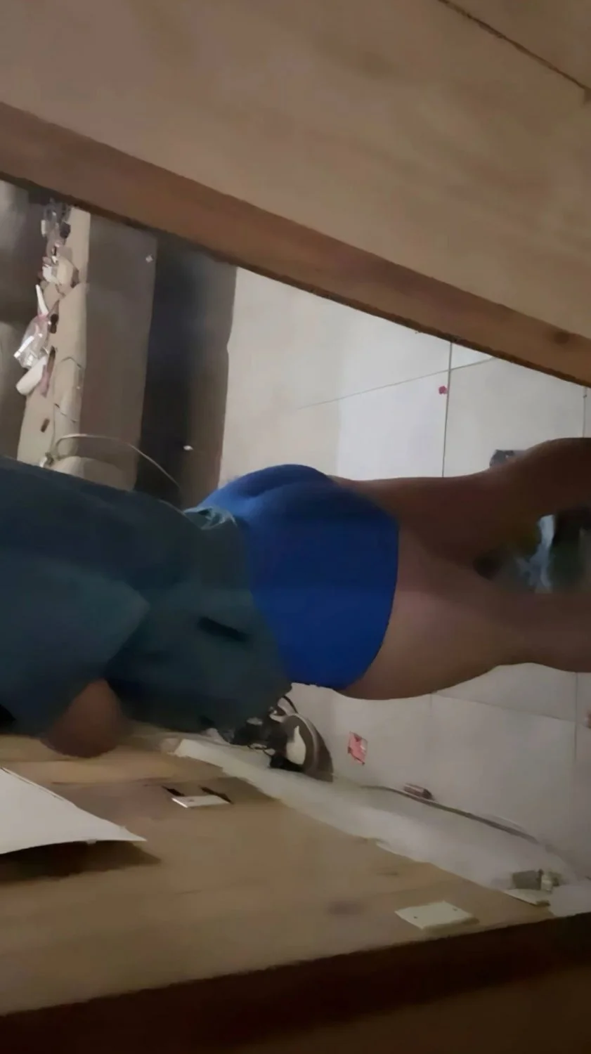 le gusta enseñar su cuerpo ala putota image 2