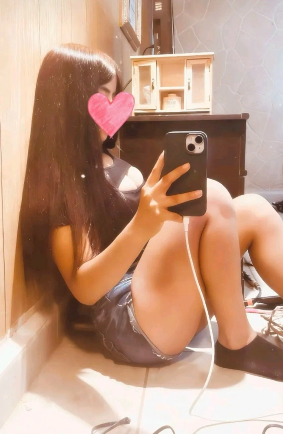 le gusta enseñar su cuerpo ala putota image 3
