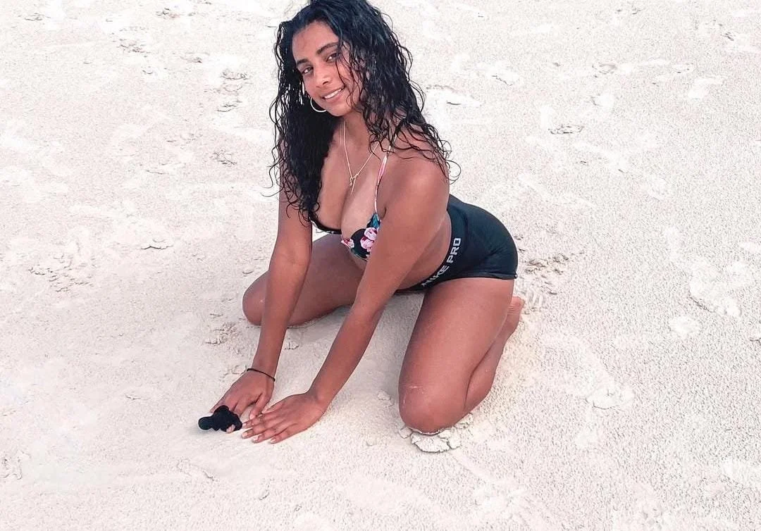 Gorgeous hot and horny aunty ready to cheat their wet chut are waiting main image
