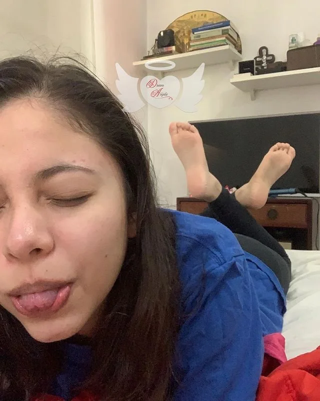deliciosa puta salvadoreña enseñando sus ricos pies image 6