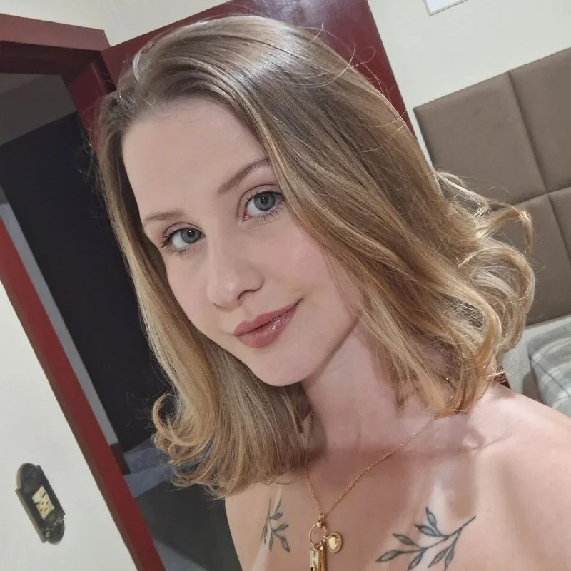 Novinha gata caiu na net depois de deixar o namorado gravar! putinha foi vazada mamando e sentando image 2