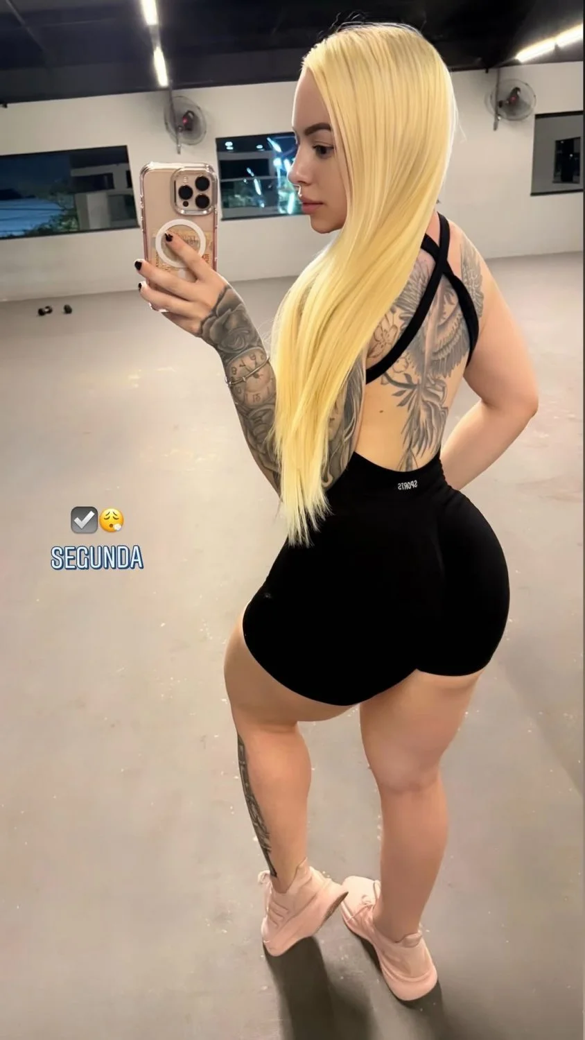Loira gostosa demais toda tatuada image 6