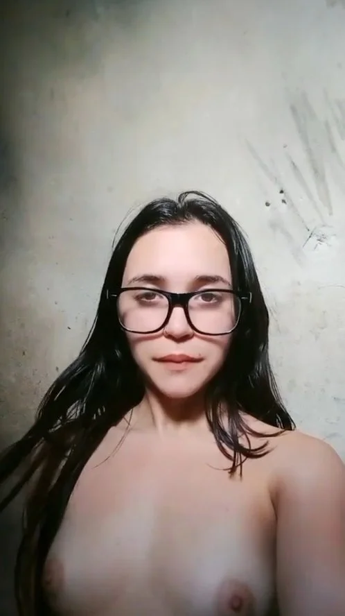 Novinha magrinha fazendo tudo o que pedem na live. Alguém sa main image