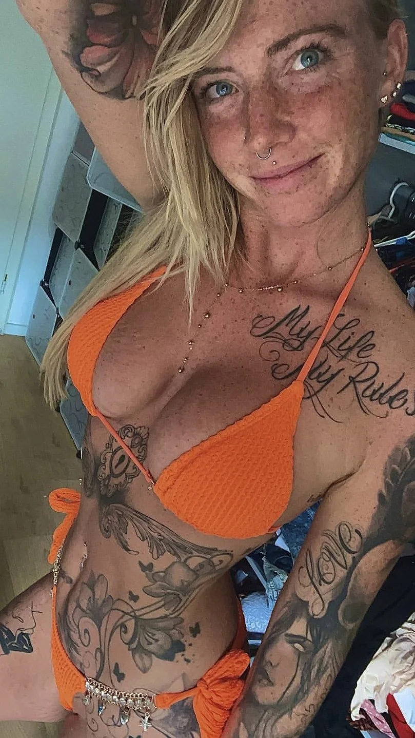 Submissive Tattooed German PAWG Anal Creampie image 3